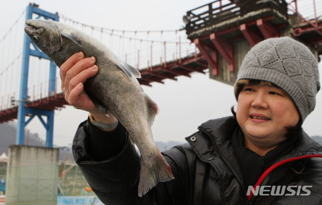 【화천=뉴시스】한윤식 기자 = 강원 화천산천어축제 셋째 주말인 19일 오전 동남아 관광객들이 화천군 화천천 얼음벌판에서 얼음낚시를 즐기고 있다. 2019.01.19.  ysh@newsis.com