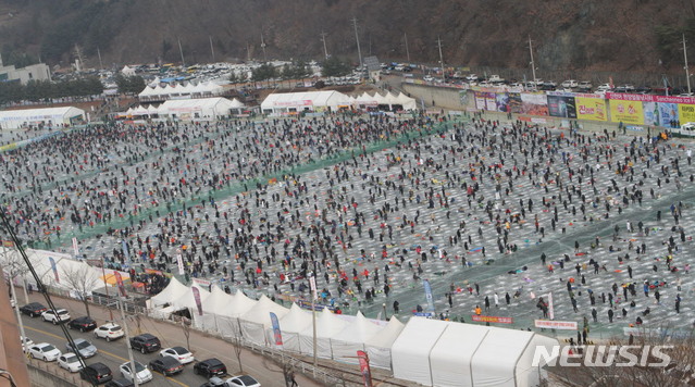 【화천=뉴시스】한윤식 기자 = 19일 오후 강원 화천산천어축제가 열리는 화천군 화천천 얼음벌판에는 수많은 사람들이 몰려 인산인해를 이루고 있다. 2019.01.19. ysh@newsis.com
