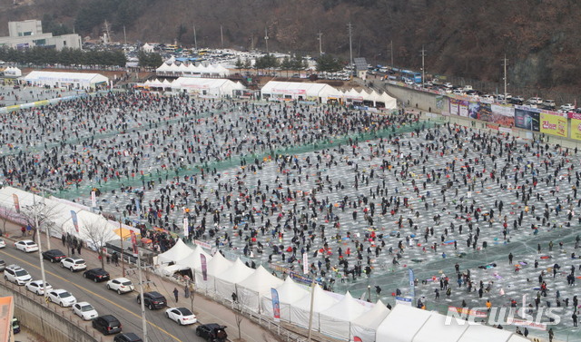 【화천=뉴시스】한윤식 기자 = 19일 오후 강원 화천산천어축제가 열리는 화천군 화천천 얼음벌판에는 수많은 사람들이 몰려 인산인해를 이루고 있다. 2019.01.19.&nbsp; ysh@newsis.com 