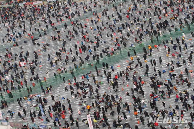 【화천=뉴시스】한윤식 기자 = 19일 오후 강원 화천산천어축제가 열리는 화천군 화천천 얼음벌판에는 수많은 사람들이 몰려 인산인해를 이루고 있다. 2019.01.19.&nbsp; ysh@newsis.com 
