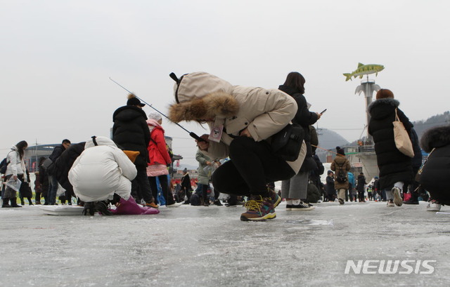 【화천=뉴시스】한윤식 기자 = 19일 오전 강원 화천군 화천천 일원에서 열리는 화천산천어축제장을 찾은 동남아 관광객들이 얼음낚시를 즐기고 있다. 2019.01.19.&nbsp; ysh@newsis.com 