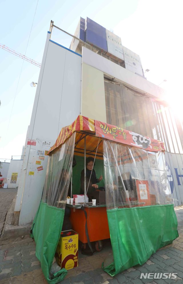 【서울=뉴시스】김선웅 기자 = 용산참사 유족 김영덕씨는 지난해 10월부터 옛 남일동 건물 터 앞에서 노점상을 운영 중이다. 뒷편으로 재개발 공사장이 보인다. 2019.01.19. mangusta@newsis.com 