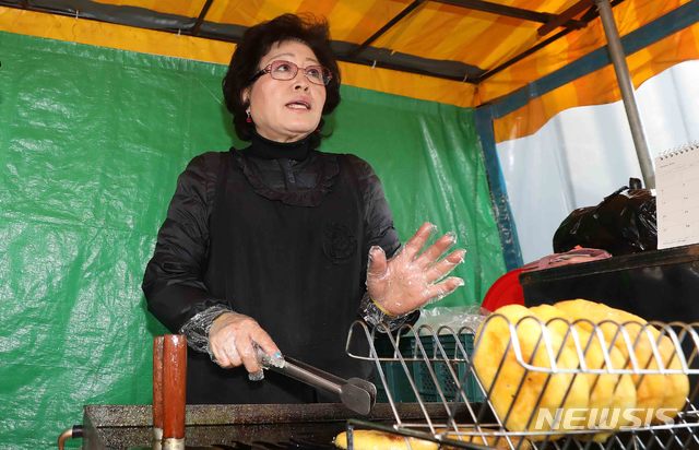 【서울=뉴시스】김선웅 기자 = 지난 18일 서울 용산구 한강로 2가 옛 남일당 건물 터 앞에서 만난 용산참사 유족 김영덕씨. 2019.01.19. mangusta@newsis.com 