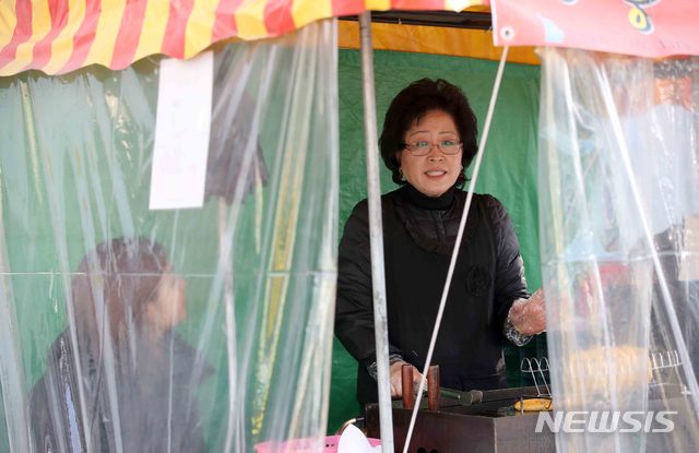 【서울=뉴시스】김선웅 기자 = 지난 18일 용산참사 당시 남편을 잃은 유족 김영덕씨가 뉴시스와 만나 인터뷰를 하고 있다. 참사 10주기를 맞은 김씨는 "또다시 싸워야 하지 않겠냐"고 했다. 2019.01.19. mangusta@newsis.com