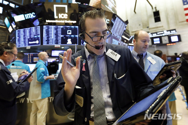【뉴욕=AP/뉴시스】18일(현지시간) 미중 무역협상 진전 기대감으로 뉴욕 주요 증시는 소폭 상승 마감했다. 사진은 이날 미국 뉴욕증권거래소 모습. 2019.01.19.