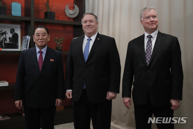 【워싱턴=AP/뉴시스】김영철 북한 노동당 부위원장(왼쪽 첫번째)과 마이크 폼페이오 미국 국무장관(가운데), 스티븐 비건 미 국무부 대북정책 특별대표가 18일(현지시간) 워싱턴DC 듀폰서클호텔에서 만나 회담에 앞서 기념촬영을 하고 있다. 2019.01.19.