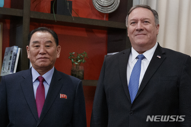【워싱턴=AP/뉴시스】김영철 북한 노동당 부위원장과 마이크 폼페이오 미국 국무장관.