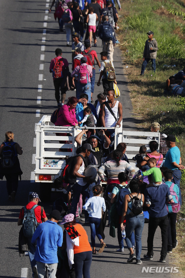 【타파출라(멕시코)=AP/뉴시스】미국이 멕시코 국경 일부 지역에서 망명 신청자들의 미국 입국을 제한하는 조치를 시행하기로 했다고 24일(현지시간) 뉴욕타임스(NYT)가 보도했다. 사진은 캐러밴의 일부인 중미 이민자들이 18일 멕시코 타파출라 도로에서 미국 국경을 향해 행군하는 모습. 2019.01.25.