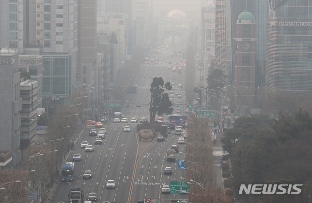 【서울=뉴시스】이영환 기자 = 서울과 대부분의 지역의 미세먼지 농도가 나쁨을 보이고 있는 19일 오전 서울 서초구 누에다리에서 바라본 예술의전당 일대가 뿌옇다. 2019.01.19. 20hwan@newsis.com