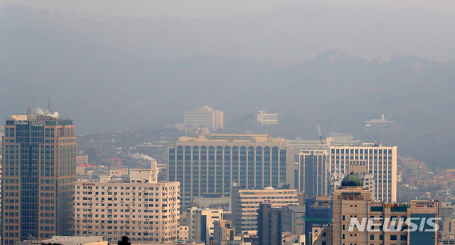 【서울=뉴시스】배훈식 기자 = 전국 대부분 지역 초미세먼지 농도가 나쁨 수준을 보인 19일 오전 서울 도심이 뿌옇게 흐려져 있다. 2019.01.19. dahora83@newsis.com