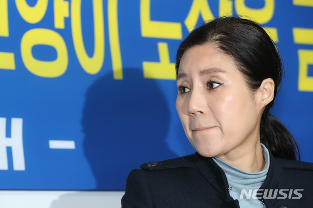 【서울=뉴시스】이영환 기자 = 구조동물 안락사 논란을 빚은 동물단체 케어의 박소연 대표가 19일 오전 서울 서초구의 한 빌딩에서 기자회견을 앞두고 굳은 표정을 짓고 있다. 2019.01.19.&nbsp; 20hwan@newsis.com