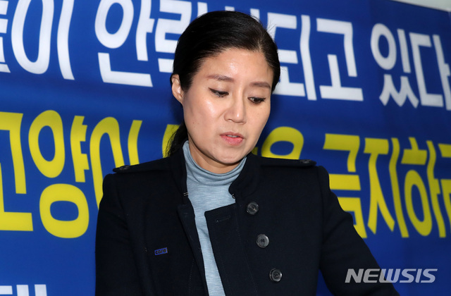 【서울=뉴시스】이영환 기자 = 구조동물 안락사 논란을 빚은 동물단체 케어의 박소연 대표가 19일 오전 서울 서초구의 한 빌딩에서 열린 기자회견에 참석 하고 있다. 2019.01.19. 20hwan@newsis.com