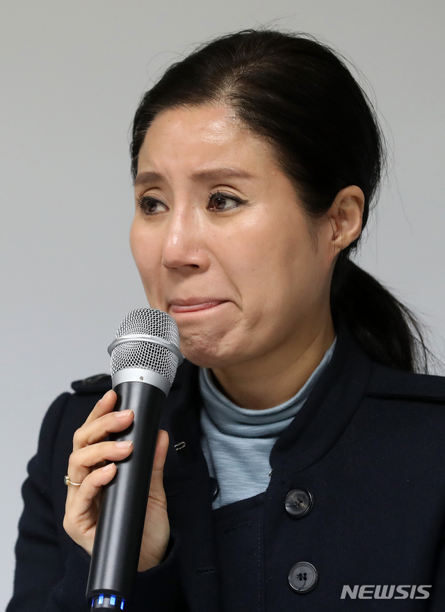 【서울=뉴시스】이영환 기자 = 구조동물 안락사 논란을 빚은 동물단체 케어의 박소연 대표가 19일 오전 서울 서초구의 한 빌딩에서 기자회견을 하며 눈물을 글썽이고 있다. 2019.01.19. 20hwan@newsis.com