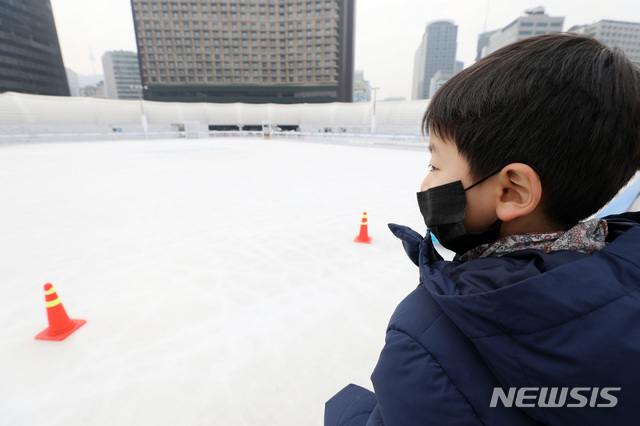 【서울=뉴시스】박미소 수습기자 = 지난 19일 오전 초미세먼지주의보가 발령되어 운영이 중단된 서울 중구 서울광장 스케이트장을 한 어린이가 바라보고 있다.  2019.01.19.  misocamera@newsis.com