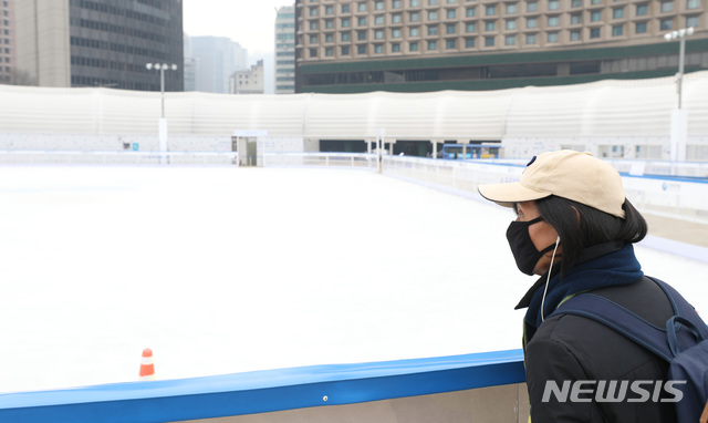 【서울=뉴시스】박미소 수습기자 = 지난 19일 오전 초미세먼지주의보가 발령되어 운영이 중단된 서울 중구 서울광장 스케이트장을 한 시민이 바라보고 있다. 2019.01.19. misocamera@newsis.com