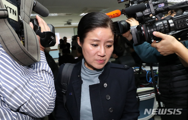 【서울=뉴시스】이영환 기자 = 구조동물 안락사 논란을 빚은 동물단체 케어의 박소연 대표가 19일 오전 서울 서초구의 한 빌딩에서 기자회견을 마친 후 이동하고 있다. 2019.01.19.&nbsp; 20hwan@newsis.com 