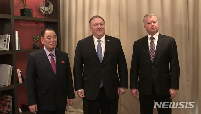 【서울=뉴시스】 18일(현지시간) 마이크 폼페이오 미국 국무장관(가운데)과 김영철 북한 노동당 부위원장 겸 통일전선부장(왼쪽), 스티븐 비건 미 국무부 대북정책특별대표가 워싱턴DC의 듀폰서클 호텔에서 북미 고위급 회담 시작에 앞서 포즈를 취하고 있다. 2019.01.19. (출처=미국 국무부 홈페이지) photo@newsis.com