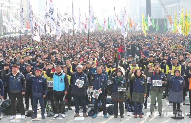 【서울=뉴시스】배훈식 기자 = 19일 오후 서울 종로구 광화문 광장에서 열린 전국민주노동조합총연맹 태안화력 청년 비정규직 노동자 故 김용균 투쟁승리 전국노동자대회 참가자들이 비정규직 철폐, 위험의 외주화 금지, 진상규명 등을 촉구하고 있다. 2019.01.19. dahora83@newsis.com