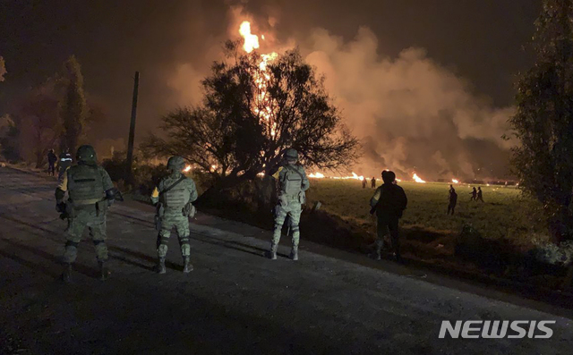【멕시코시티=AP/뉴시스】멕시코 중부에서 발생한 송유관 화재로 인한 사망자가 71명으로 증가했다. 19일 당국에 따르면 수도 멕시코시티 북쪽 100㎞ 떨어진 이달고주에 있는 소도시에서 유류 도둑들이 송유관에 불법으로 기름을 뚫고 기름을 빼낸 지 수 시간 만에 화재와 함께 폭발이 일어났다. 