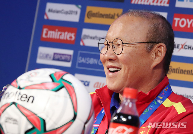 【두바이(아랍에미리트)=뉴시스】김진아 기자 = 2019 AFC 아시안컵 16강전 베트남과 요르단의 경기를 하루 앞둔 19일 오전(현지시간) 아랍에미리트 두바이 알막툼 스타디움에서 베트남 축구대표팀 박항서 감독이 기자회견을 하고 있다. 2019.01.19.&nbsp; bluesoda@newsis.com