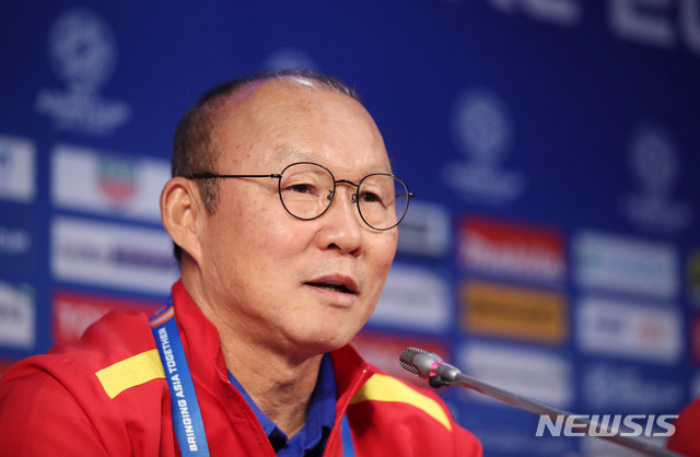 【두바이(아랍에미리트)=뉴시스】김진아 기자 = 2019 AFC 아시안컵 16강전 베트남과 요르단의 경기를 하루 앞둔 19일 오전(현지시간) 아랍에미리트 두바이 알막툼 스타디움에서 베트남 축구대표팀 박항서 감독이 기자회견을 하고 있다. 2019.01.19.&nbsp; bluesoda@newsis.com