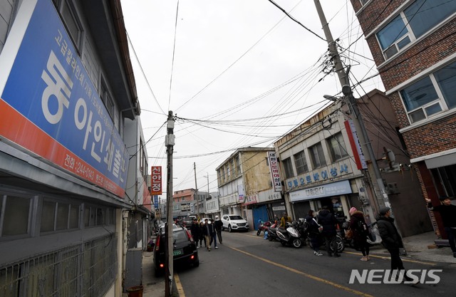 【목포=뉴시스】신대희 기자 = 더불어민주당 손혜원 의원이 전남 목포시 근대역사문화공간 부동산 투기 논란에 휩싸인 가운데, 19일 오후 목포시 대의동 손 의원 측근이 구입한 것으로 알려진 창성장 일대가 시민들로 북적이고 있다. 2019.01.19. sdhdream@newsis.com