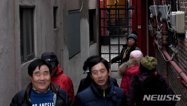 【목포=뉴시스】신대희 기자 = 더불어민주당 손혜원 의원이 전남 목포시 근대역사문화공간 부동산 투기 논란에 휩싸인 가운데, 19일 오후 목포시 대의동 손 의원 측근이 구입한 것으로 알려진 창성장이 북적이고 있다. 2019.01.19. sdhdream@newsis.com