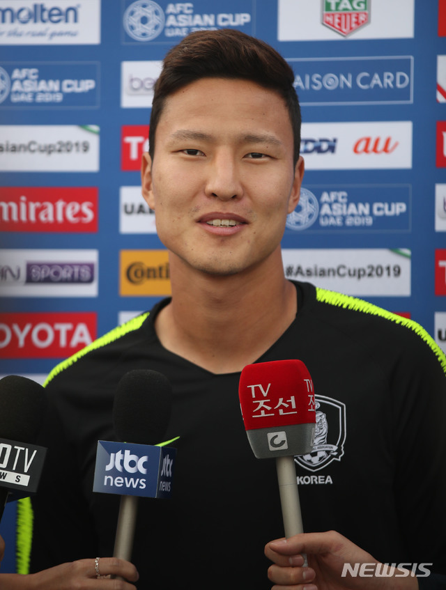 【두바이(아랍에미리트)=뉴시스】김진아 기자 = 19일 오후(현지시간) 아랍에미리트 두바이 NAS 스포츠 컴플렉스에서 축구 국가대표팀 권경원이 훈련 전 인터뷰를 하고 있다. 2019.01.19. bluesoda@newsis.com