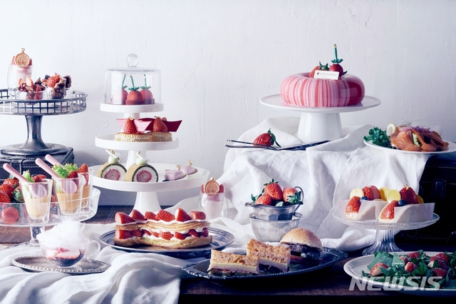 【서울=뉴시스】인터컨티넨탈 서울 코엑스 '로비라운지'의 '스트로베리 애비뉴'