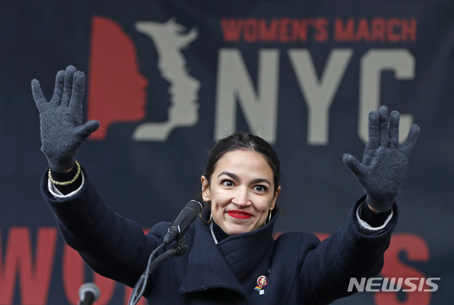 【뉴욕=AP/뉴시스】알렉산드리아 오카시오-코르테스 의원(사진)은 지난달 6일 CBS 방송 인터뷰에서 “연소득이 1,000만 달러를 넘길 경우 60~70%의 세율을 볼 수 있을 것”이라며 강력한 부유세 도입을 촉구했다. 미국 보수세력을 꼬집어온 다큐멘터리 감독 마이클 무어가 민주당의 변화를 촉구하며 20대 초선 오카시오-코르테스 의원이 민주당을 이끌어야 한다고 주장했다. 2019.02.05.