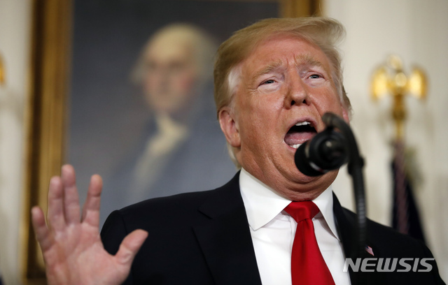 【워싱턴=AP/뉴시스】도널드 트럼프 미국 대통령이 지난 19일(현지시간) 백악관에서 연방정부 부분 셧다운과 이민자, 멕시코 국경장벽 등에 관해 연설하고 있다. 2019.01.20.