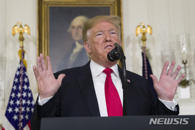 【워싱턴=AP/뉴시스】도널드 트럼프 대통령이 19일(현지시간) 백악관에서 연방정부 부분셧다운과 이민자, 멕시코 국경장벽에 관해 연설하고 있다. 트럼프 대통령은 의회가 멕시코 국경장벽 건설 예산 57억 달러를 통과시켜주면 '다카'(DACA·불법 체류 청년 추방 유예 프로그램)를 3년 연장하는 등의 제안을 내세웠다. 2019.01.20.