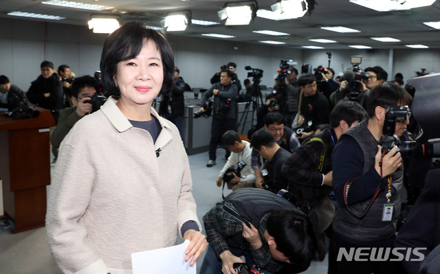 【서울=뉴시스】이종철 기자 = 목포 부동산 투기 의혹을 받고 있는 더불어민주당 손혜원 의원이 20일 서울 여의도 국회 정론관에서 기자회견을 가진뒤 회견장을 나서고 있다. 2019.01.20. jc4321@newsis.com