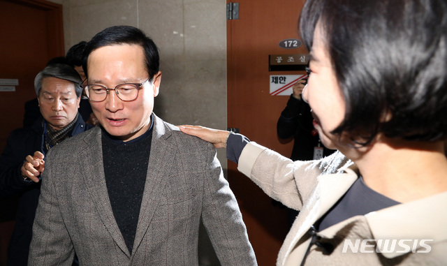 【서울=뉴시스】이종철 기자 = 목포 부동산 투기 의혹을 받고 있는 더불어민주당 손혜원 의원이 20일 서울 여의도 국회 정론관에서 기자회견을 가진뒤 홍영표 원내대표의 어깨를 만지며 위로하고 있다. 2019.01.20. jc4321@newsis.com