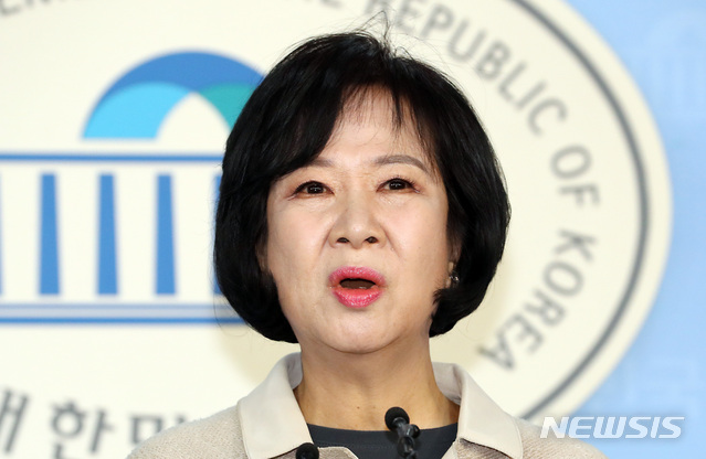 【서울=뉴시스】이종철 기자 = 목포 부동산 투기 의혹을 받고 있는 더불어민주당 손혜원 의원이 20일 서울 여의도 국회 정론관에서 기자회견을 갖고 '투기 의혹' 해명과 자신의 거취를 포함한 입장을 밝히고 있다. 2019.01.20.jc4321@newsis.com