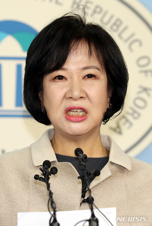 【서울=뉴시스】이종철 기자 = 목포 부동산 투기 의혹을 받고 있는 더불어민주당 손혜원 의원이 20일 서울 여의도 국회 정론관에서 기자회견을 갖고 '투기 의혹' 해명과 자신의 거취를 포함한 입장을 밝히고 있다. 2019.01.20. jc4321@newsis.com