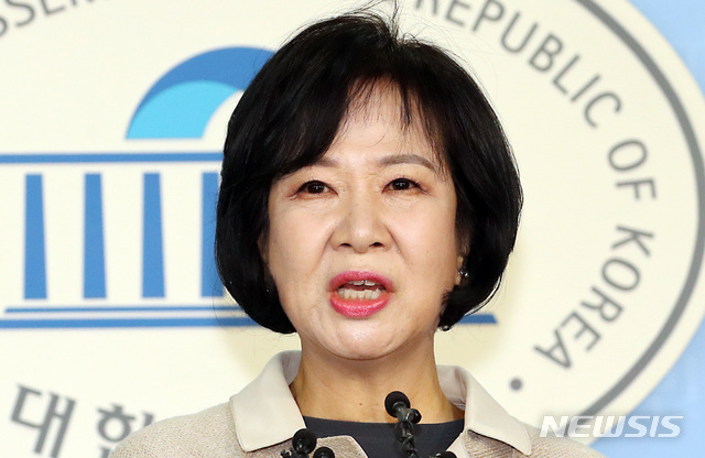 【서울=뉴시스】이종철 기자 = 목포 부동산 투기 의혹을 받고 있는 더불어민주당 손혜원 의원이 20일 서울 여의도 국회 정론관에서 기자회견을 갖고 '투기 의혹' 해명과 자신의 거취를 포함한 입장을 밝히고 있다. 2019.01.20. jc4321@newsis.com