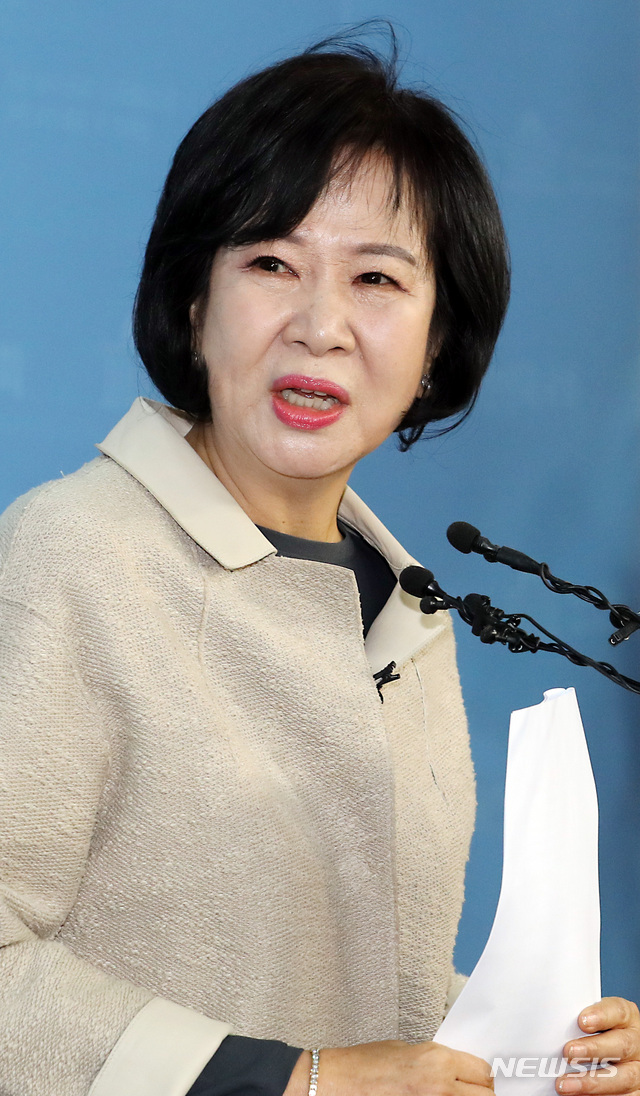 【서울=뉴시스】이종철 기자 = 목포 부동산 투기 의혹을 받고 있는 더불어민주당 손혜원 의원이 20일 서울 여의도 국회 정론관에서 기자회견을 갖고 '투기 의혹' 해명과 자신의 거취를 포함한 입장을 밝히고 있다. 2019.01.20. jc4321@newsis.com