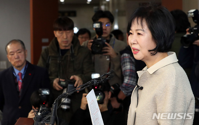 【서울=뉴시스】이종철 기자&nbsp; = 목포 부동산 투기 의혹을 받고 있는 더불어민주당 손혜원 의원이 20일 서울 여의도 국회 정론관에서 기자회견을 갖고 '투기 의혹' 해명과 자신의 거취를 포함한 입장을 밝히고 있다. 2019.01.20.jc4321@newsis.com