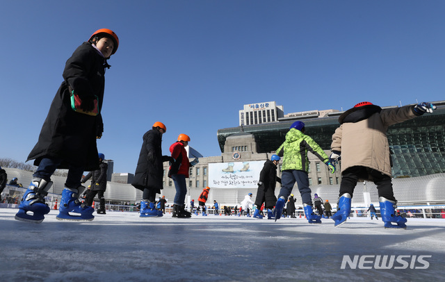 【서울=뉴시스】이윤청 수습기자 = 20일 초미세먼지 주의보가 해제되며 운영이 재개된 서울 중구 서울광장 스케이트장에서 시민들이 즐거운 시간을 보내고 있다. 2019.01.20. radiohead@newsis.com
