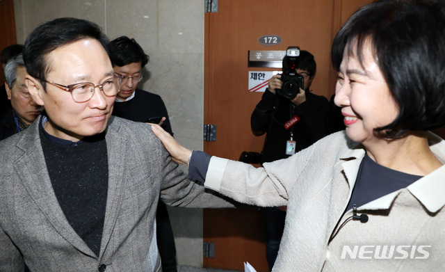 【서울=뉴시스】이종철 기자 = 목포 부동산 투기 의혹을 받고 있는 더불어민주당 손혜원 의원이 20일 서울 여의도 국회 정론관에서 기자회견을 가진뒤 홍영표 원내대표의 어깨를 만지며 서로 격려하고 있다. 2019.01.20.jc4321@newsis.com