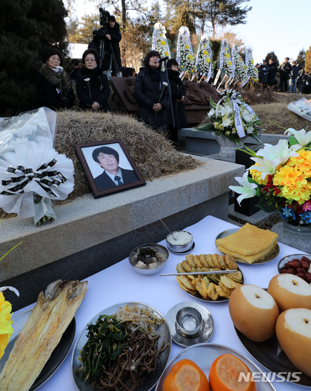 【남양주=뉴시스】박주성 기자 = 용산참사 10주기를 맞은 20일 오후 경기도 남양주시 마석 모란공원 열사 묘역에서 열린 '용산참사 10주기 추모제' 에서 유가족들이 인사를 하고 있다. 2019.01.20. park7691@newsis.com