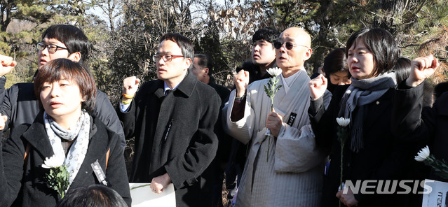 【남양주=뉴시스】박주성 기자 = 용산참사 10주기를 맞은  20일 오후 경기도 남양주시 마석 모란공원 열사 묘역에서 열린 '용산참사 10주기 추모제' 에서 더불어민주당 박주민 의원과 정의당 이정미 대표가 참석하고 있다.  2019.01.20. park7691@newsis.com