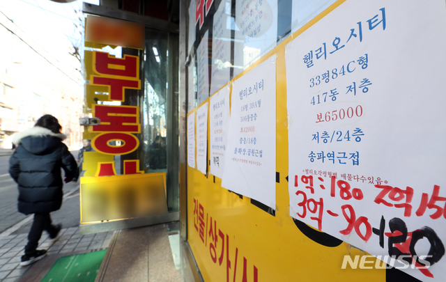 【서울=뉴시스】김병문 수습기자 = 최근 서울 아파트 전셋값이 하락세를 보이면서 매매가 대비 전세가 비율(전세가율)이 곤두박질치고 있다. 사진은 20일 오후 서울 송파구 헬리오시티 인근 공인중개사 사무소 모습. 올해 강남권에 대규모 입주 물량이 몰리면서 강남4구(강남·서초·송파·강동) 전세값이 모두 하락세로 돌아서고 있다. 이에 세입자를 구하지 못해 전셋값이 억 단위로 떨어지는 등 '역전세난'이 가시화되면서 은행 대출이나 전세를 끼고 집을 산 갭투자자들은 발을 동동 구르고 있다. 2019.01.20. dadazon@newsis.com