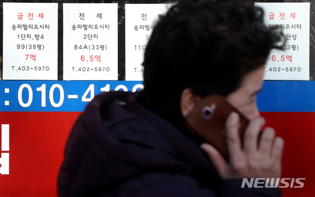 【서울=뉴시스】김병문 수습기자 = 최근 서울 아파트 전셋값이 하락세를 보이면서 매매가 대비 전세가 비율(전세가율)이 곤두박질치고 있다. 사진은 20일 오후 서울 송파구 헬리오시티 인근 공인중개사 사무소 모습. 올해 강남권에 대규모 입주 물량이 몰리면서 강남4구(강남·서초·송파·강동) 전세값이 모두 하락세로 돌아서고 있다. 이에 세입자를 구하지 못해 전셋값이 억 단위로 떨어지는 등 '역전세난'이 가시화되면서 은행 대출이나 전세를 끼고 집을 산 갭투자자들은 발을 동동 구르고 있다. 2019.01.20.&nbsp; dadazon@newsis.com 
