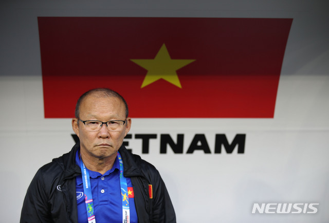 【두바이(아랍에미리트)=뉴시스】김진아 기자 = 20일 오후(현지시간) 아랍에미리트 두바이 알막툼 스타디움에서 열린 2019 AFC 아시안컵 16강전 베트남과 요르단의 경기, 베트남 축구대표팀 박항서 감독이 고심하고 있다. 2019.01.20.&nbsp; bluesoda@newsis.com