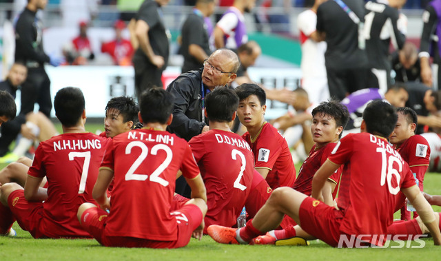 【두바이(아랍에미리트)=뉴시스】김진아 기자 = 20일 오후(현지시간) 아랍에미리트 두바이 알막툼 스타디움에서 열린 2019 AFC 아시안컵 16강전 베트남과 요르단의 경기, 베트남 축구대표팀 박항서 감독이 연장전에 들어가자 선수들에게 작전을 지시하고 있다. 2019.01.20.&nbsp; bluesoda@newsis.com