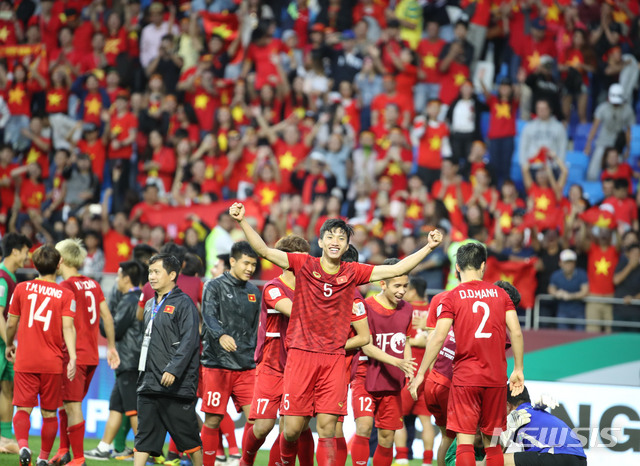 【두바이(아랍에미리트)=뉴시스】김진아 기자 = 20일 오후(현지시간) 아랍에미리트 두바이 알막툼 스타디움에서 열린 2019 AFC 아시안컵 16강전 베트남과 요르단의 경기, 베트남 축구대표팀 선수들이 승부차기 끝에 경기에 승리하자 기뻐하고 있다. 2019.01.20.&nbsp; bluesoda@newsis.com