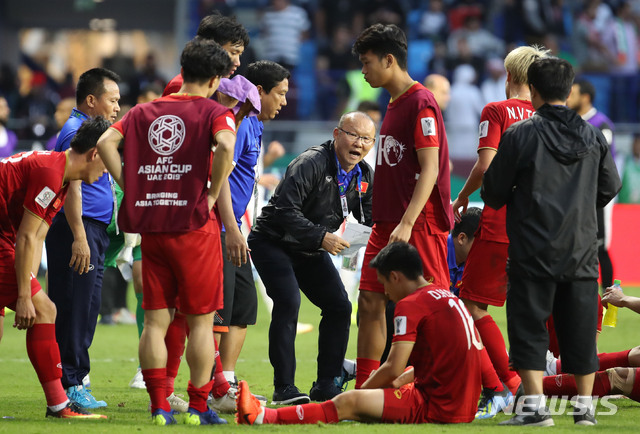 【두바이(아랍에미리트)=뉴시스】김진아 기자 = 20일 오후(현지시간) 아랍에미리트 두바이 알막툼 스타디움에서 열린 2019 AFC 아시안컵 16강전 베트남과 요르단의 경기, 베트남 축구대표팀 박항서 감독이 승부차기를 앞두고 작전을 지시하고 있다. 2019.01.20.&nbsp; bluesoda@newsis.com