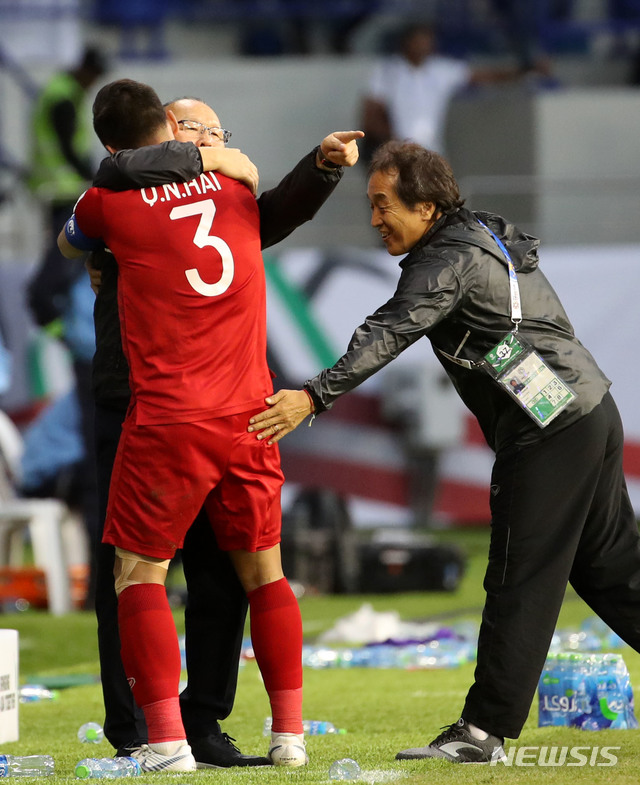 【두바이(아랍에미리트)=뉴시스】김진아 기자 = 20일 오후(현지시간) 아랍에미리트 두바이 알막툼 스타디움에서 열린&nbsp; 2019 AFC 아시안컵 16강전 베트남과 요르단의 경기, 베트남 축구대표팀 박항서 감독이 승부차기 끝에 경기에 승리하자 퀘 응옥 하이와 기뻐하고 있다. 2019.01.20.&nbsp; bluesoda@newsis.com